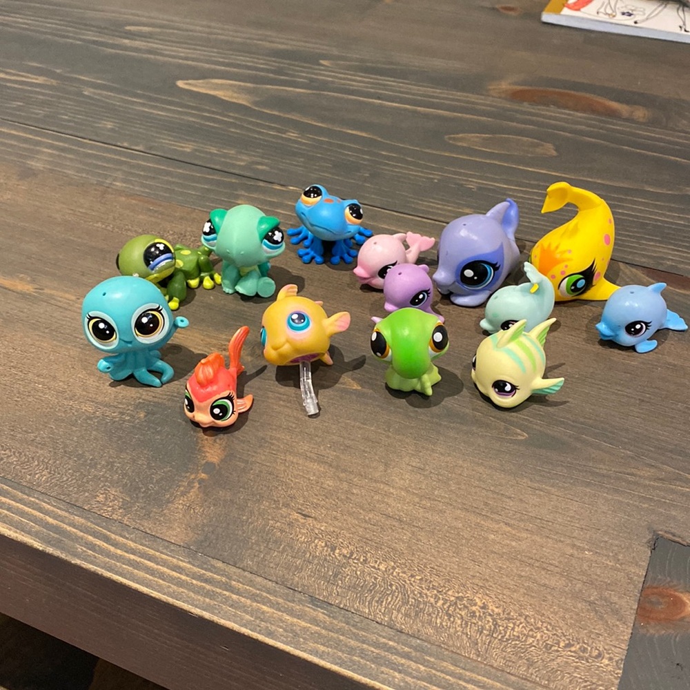 Log of 14 Littlest Pet shop frogs, dolphins, octopus, fish.